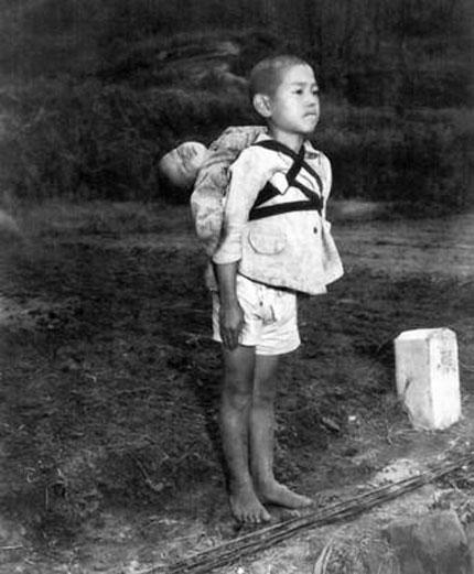 焼き場に立つ少年(1945年長崎)
