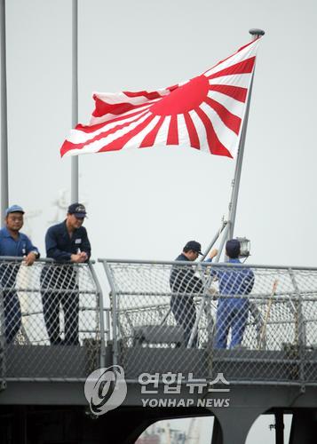 2007年9月12日仁川港に到着した日本海自練習艦『かしま』（4050トン）船上で乗船員たちが旭日昇天旗をきれいに手入れをして下船準備をしている。