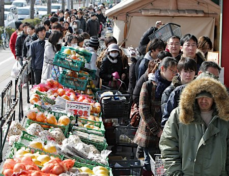 仙台市内で野菜や果物など生鮮食品を買い求める人の行列＝14日午前、仙台市若林区