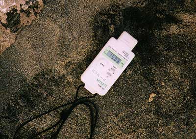 リュウマチに効くので沢山の人達が海水浴と治療に訪ねるブラジルのガラパリ海岸　黒い砂のところの線量計は毎時１５マイクロシーベルト
