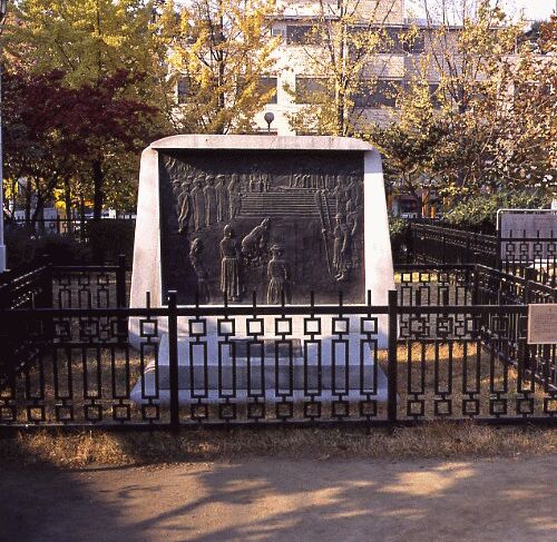 「土下座碑」支那の使いに対して土下座する朝鮮国王の碑
