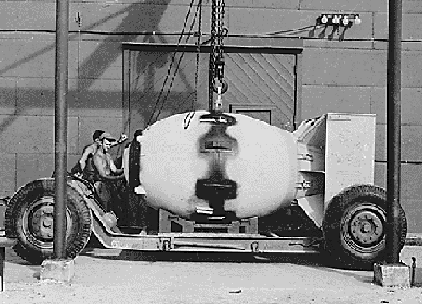 FatManプルトニウム型原子爆弾「ファットマン」；1945年8月9日、B-29「ボックスカー」によって、長崎に投下された。プルトニウム239を用いた原爆で長さ3.2m、直径1.5ｍ、重さ4.5ｔ。