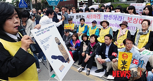 １０月１２日の午後、ソウルの駐韓日本大使館の前で行われた『第991回・日本軍慰安婦問題解決を促す定期水曜集会』で、参加した日本人たち。奥に写っている灰色の背広を着ているのが服部良一
