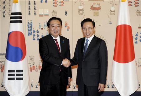 日韓首脳会談を前に握手する、韓国の李明博大統領（右）と野田首相＝１９日午前、ソウルの青瓦台（共同）