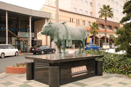 闘牛の像