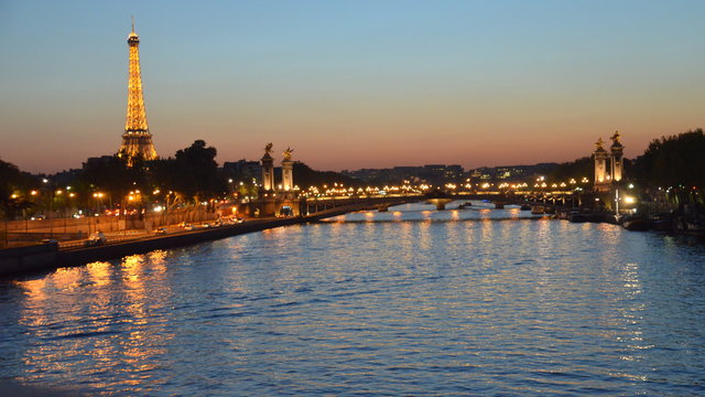セーヌ川やアレクサンドル3世橋やエッフェル塔の夕暮れ
