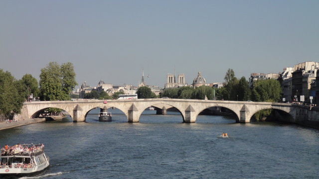 セーヌ川やカルーゼル橋